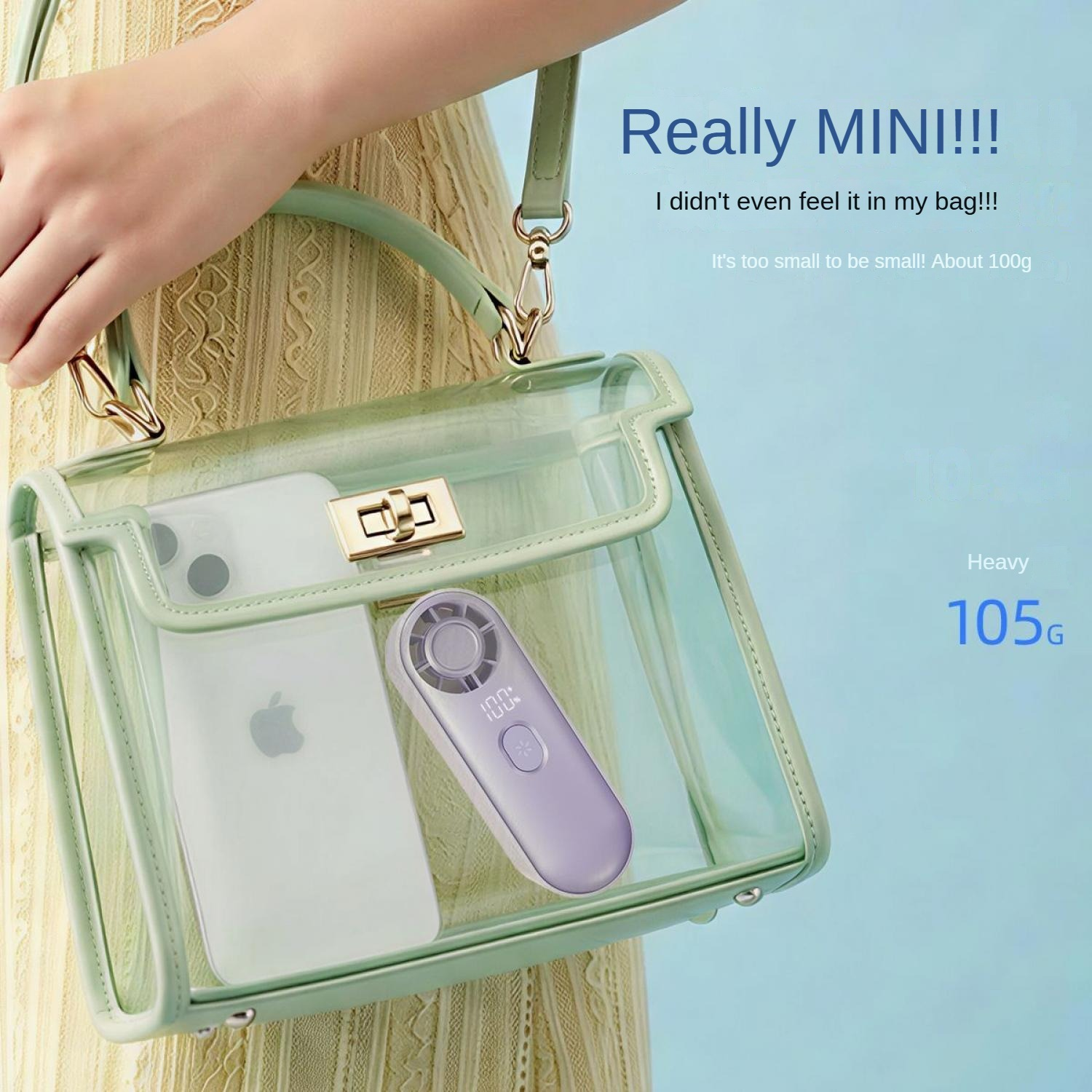 Eine Person hält eine durchsichtige grüne Tasche mit einem iPhone und einem lila Lüfter darin.