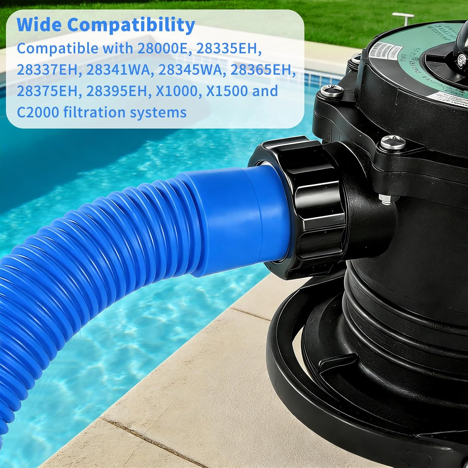 Ein blauer Schlauch ist an einen schwarzen Poolfilter am Poolrand angeschlossen.