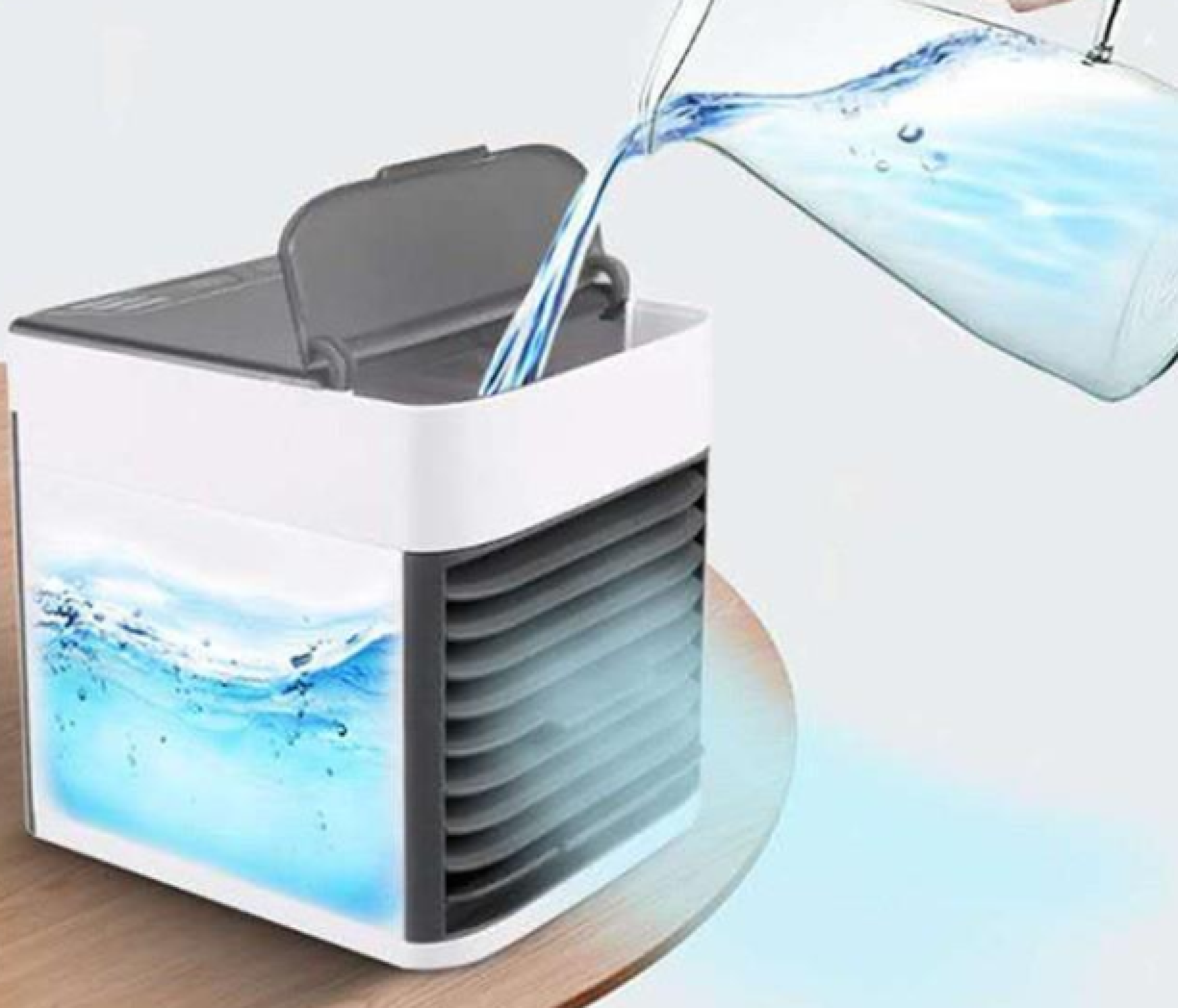 Wasser wird in einen weißen Luftkühler mit blauem Wasserbehälter gegossen.