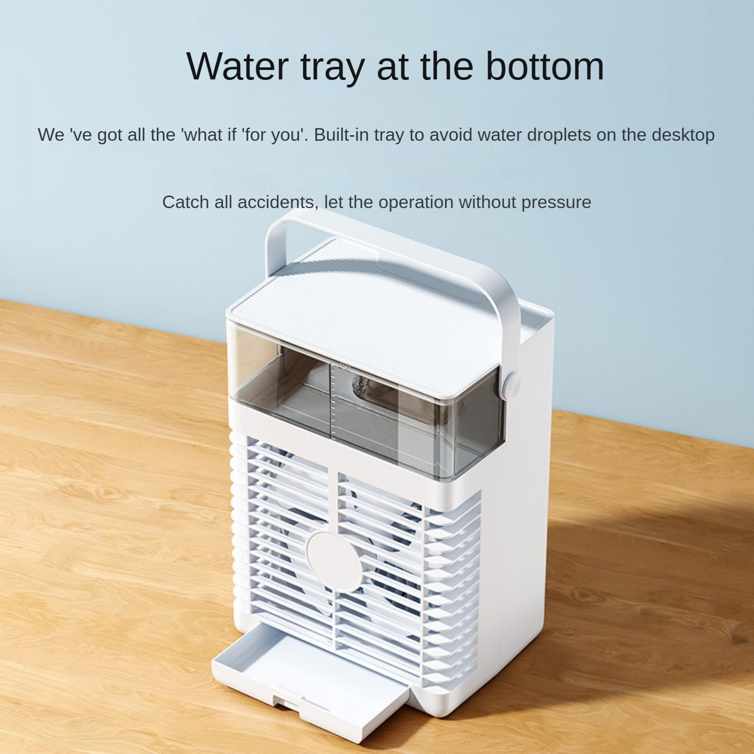Ein weißer Mini-Luftkühler mit ausziehbarer Wasserauffangschale steht auf einem Holztisch.