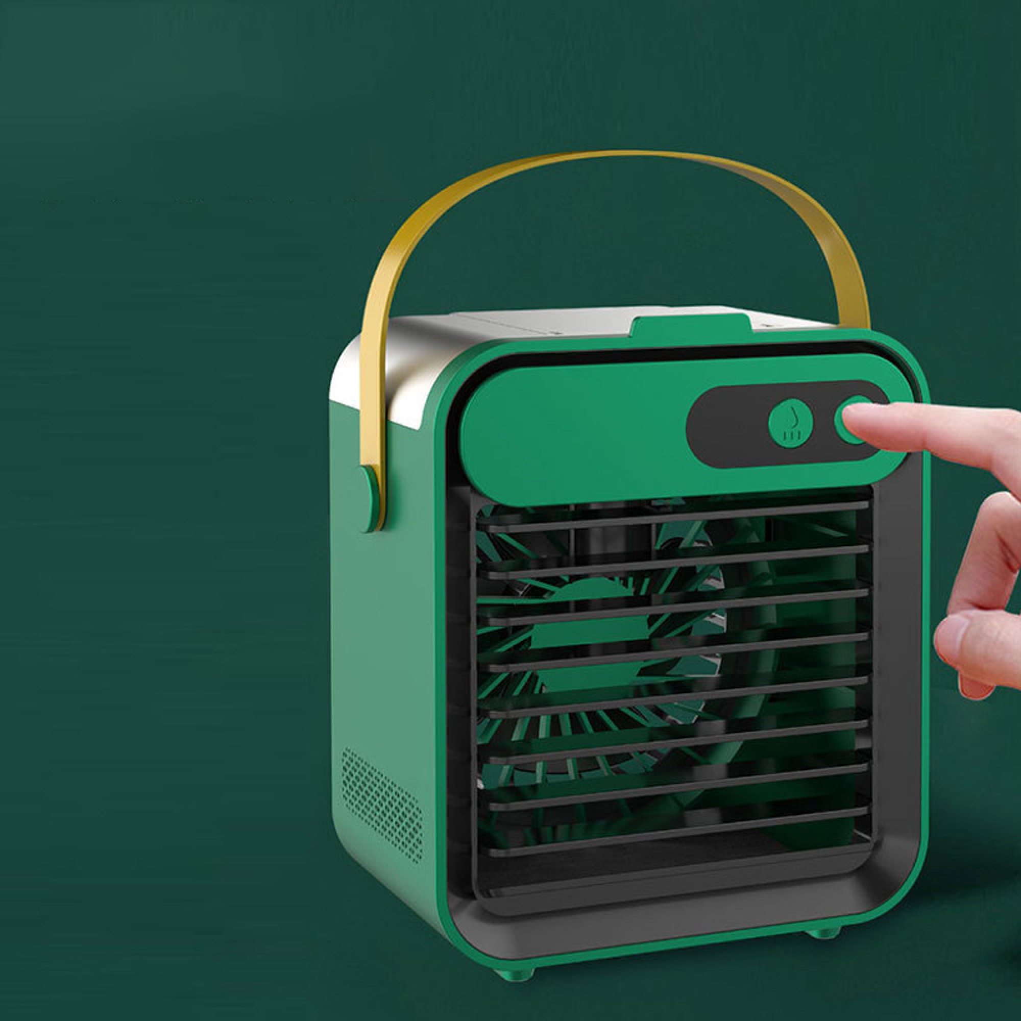 Ein kleiner, gróner Lüfter mit gelbem Griff. Ein Finger drückt einen Knopf.