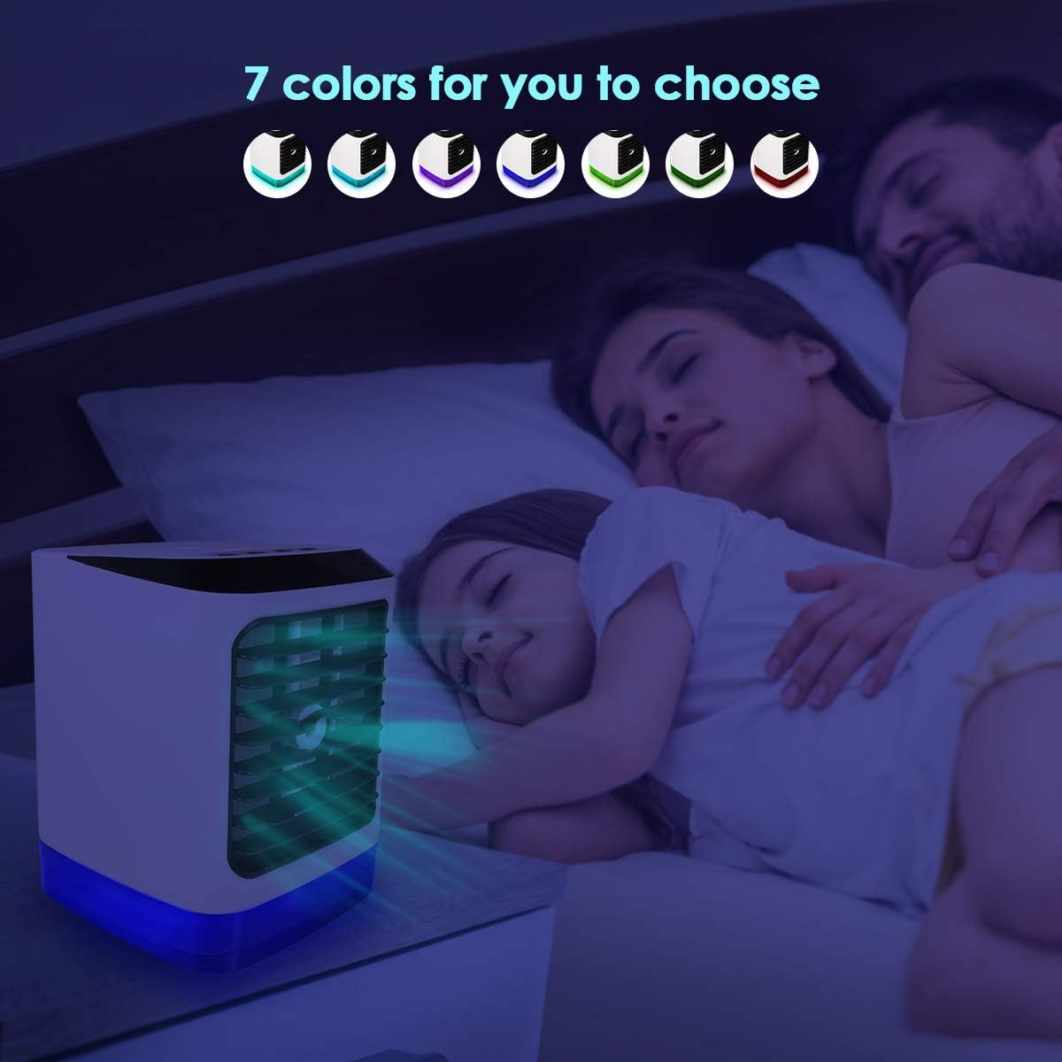 Ein tragbarer Klimaanlagenlüfter mit blauer LED-Beleuchtung, neben einem schlafenden Kind.