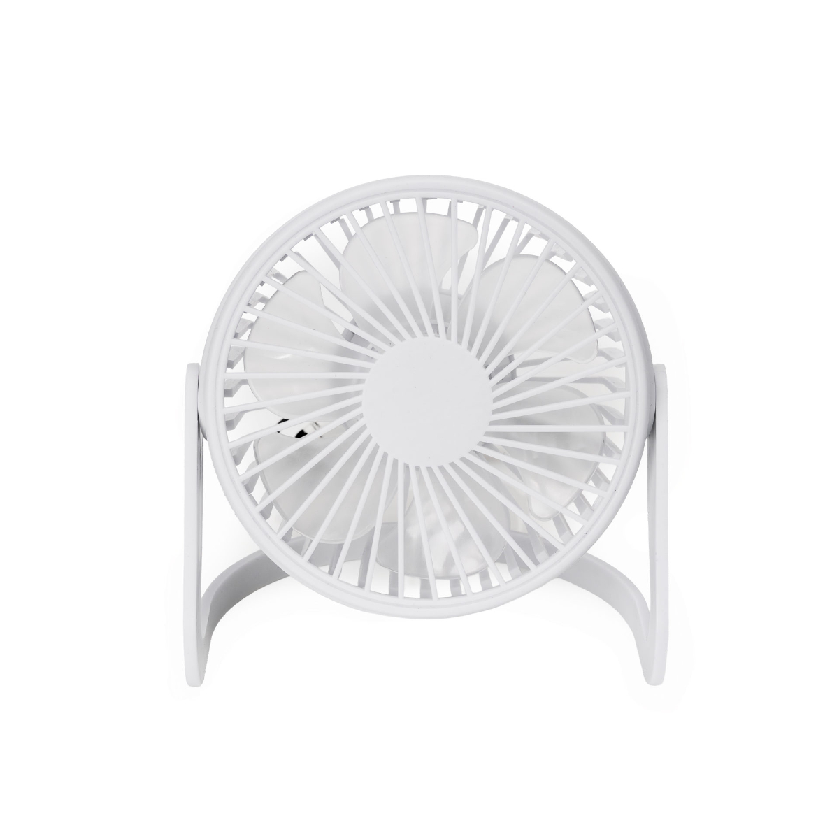 Ein kleiner weißer tragbarer Ventilator mit rundem Gitter und Flügeln, auf weißem Grund.