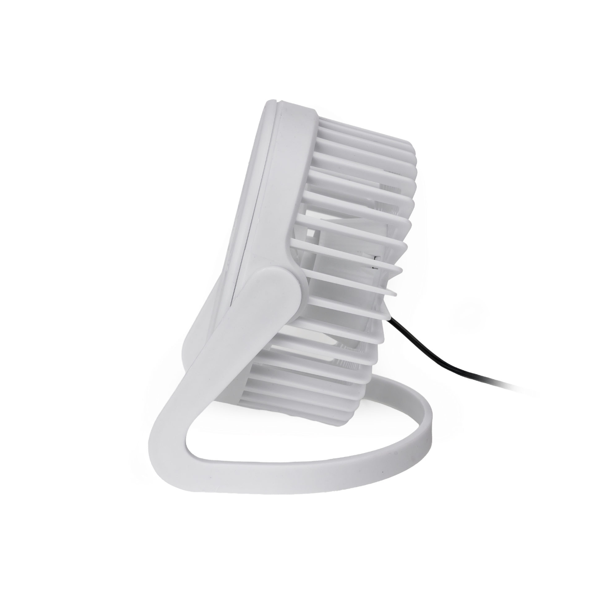 Ein kleiner weißer Ventilator mit schwarzem Kabel auf weißem Hintergrund.