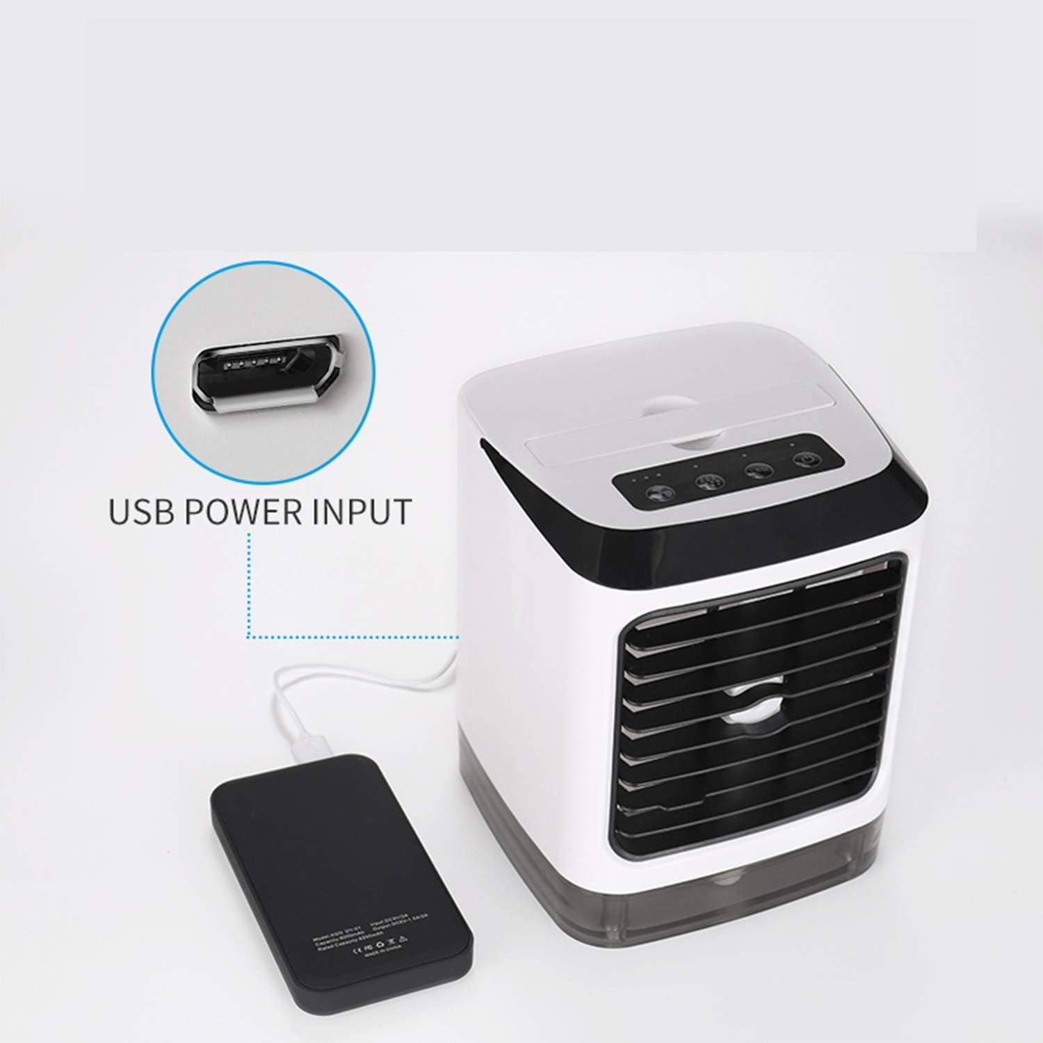 Weißer und schwarzer tragbarer Luftkühler, betrieben über USB von einer Powerbank.