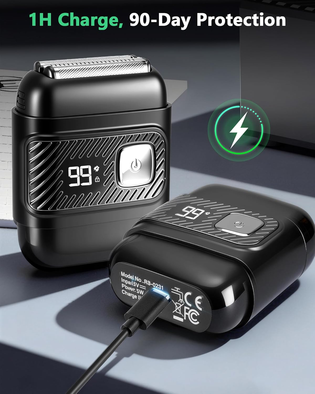 Zwei schwarze Elektrorasierer. Einer lädt per USB-Kabel. Beide zeigen 99% Akku.