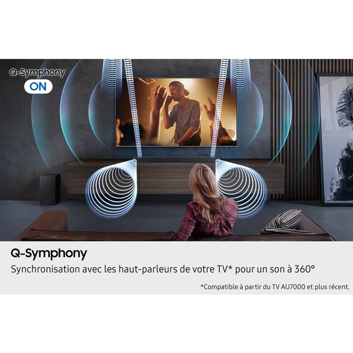 Q-Symphony ON: Frau hört 360° Sound von TV und Lautsprechern.