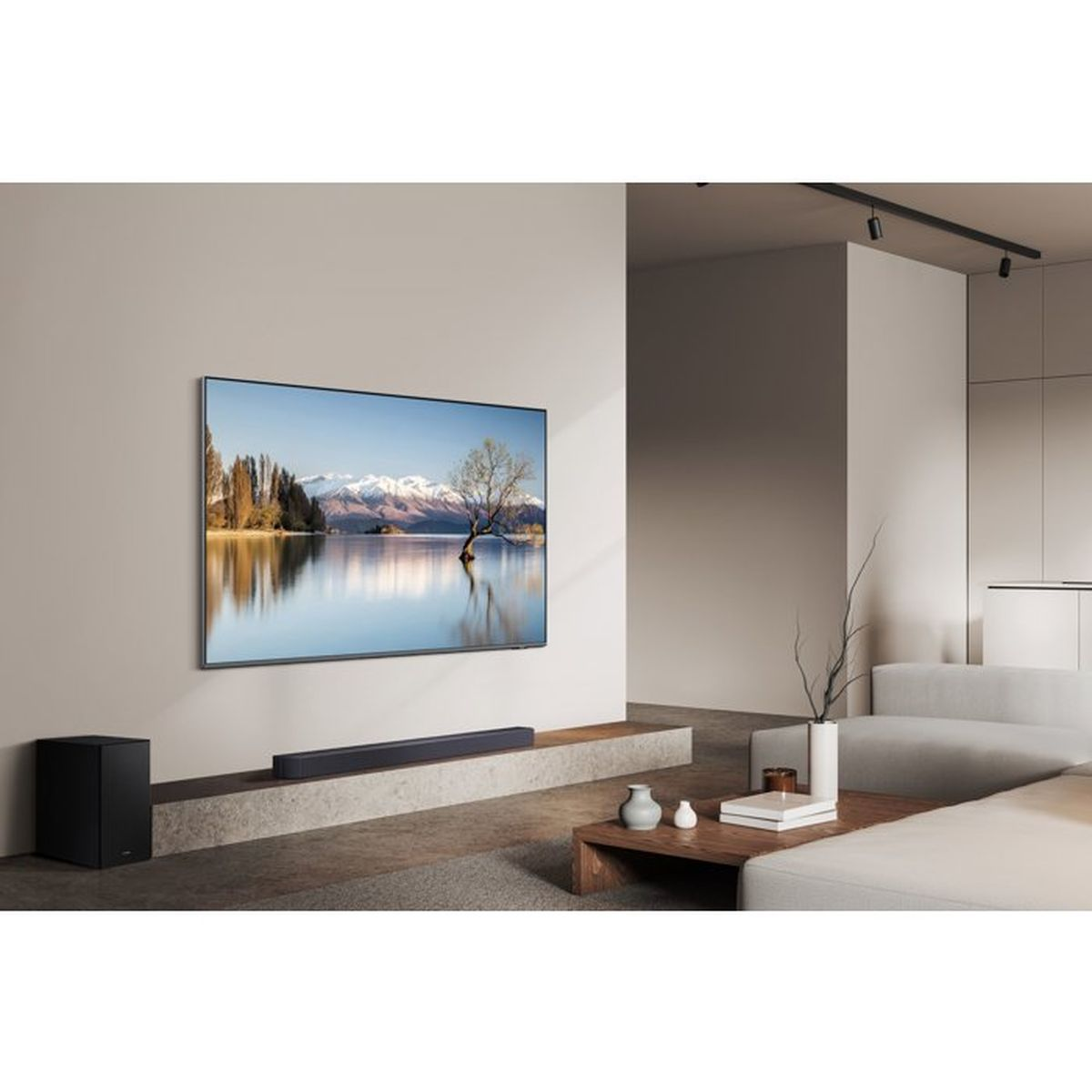 Ein modernes Wohnzimmer mit einem großen Fernseher, der eine landschaftliche Bergseesicht zeigt.