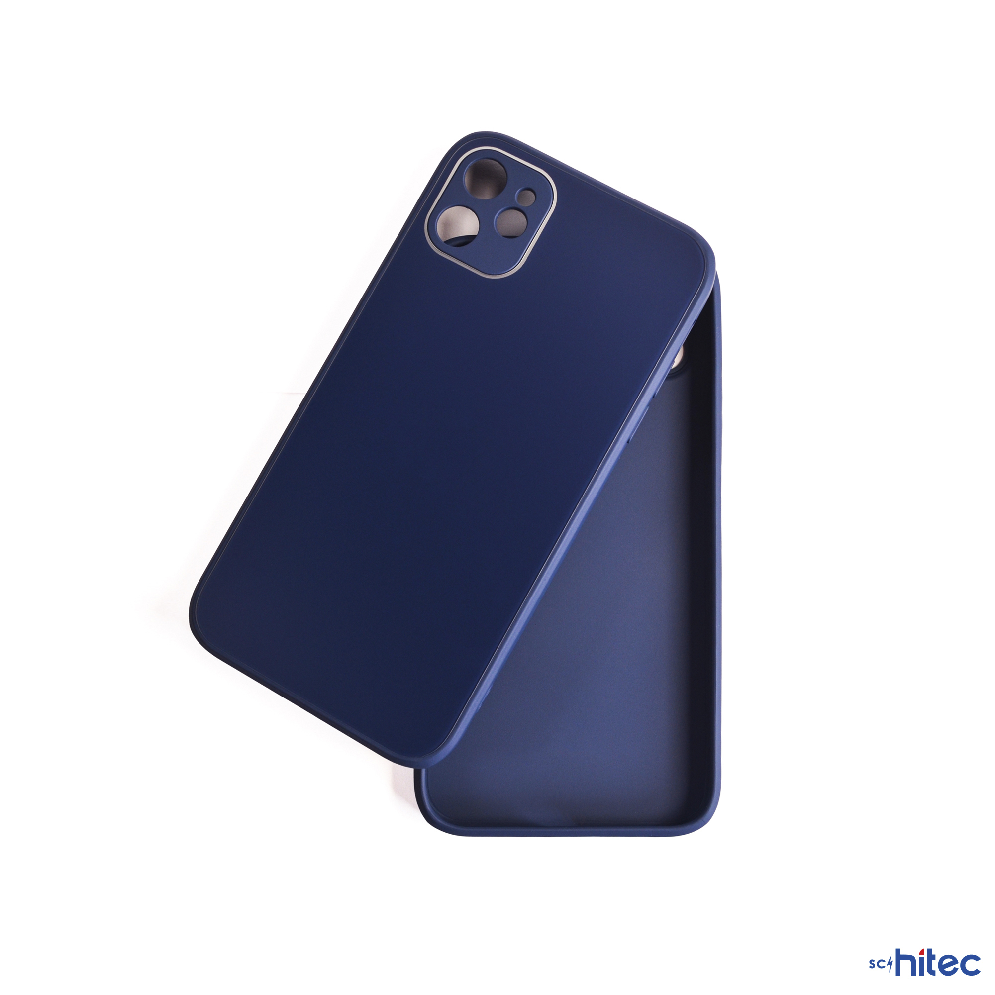 Beyaz arka plan üzerinde kamera oyuntulu lacivert telefon kılıfı.