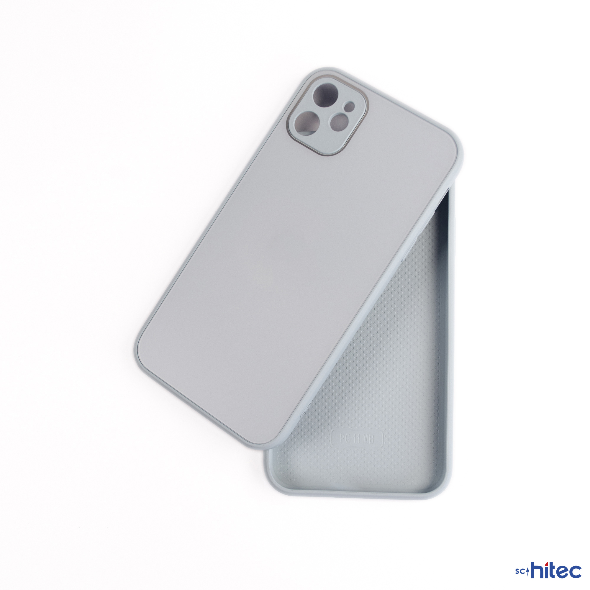 Beyaz arka plan üzerinde kamera lens açıklığına sahip açık gri telefon kılıfı.