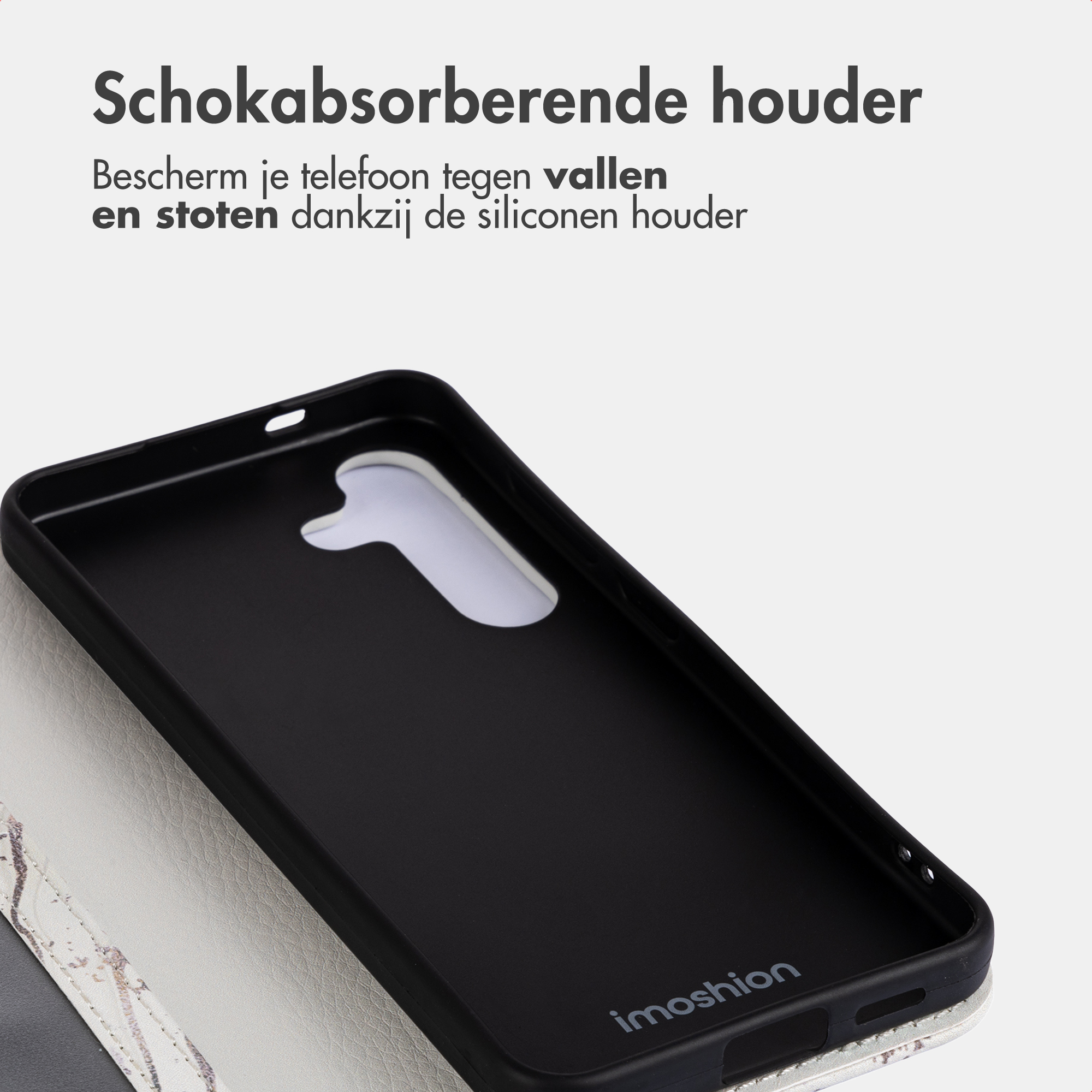 Custodia in silicone nera con logo, su sfondo bianco.
