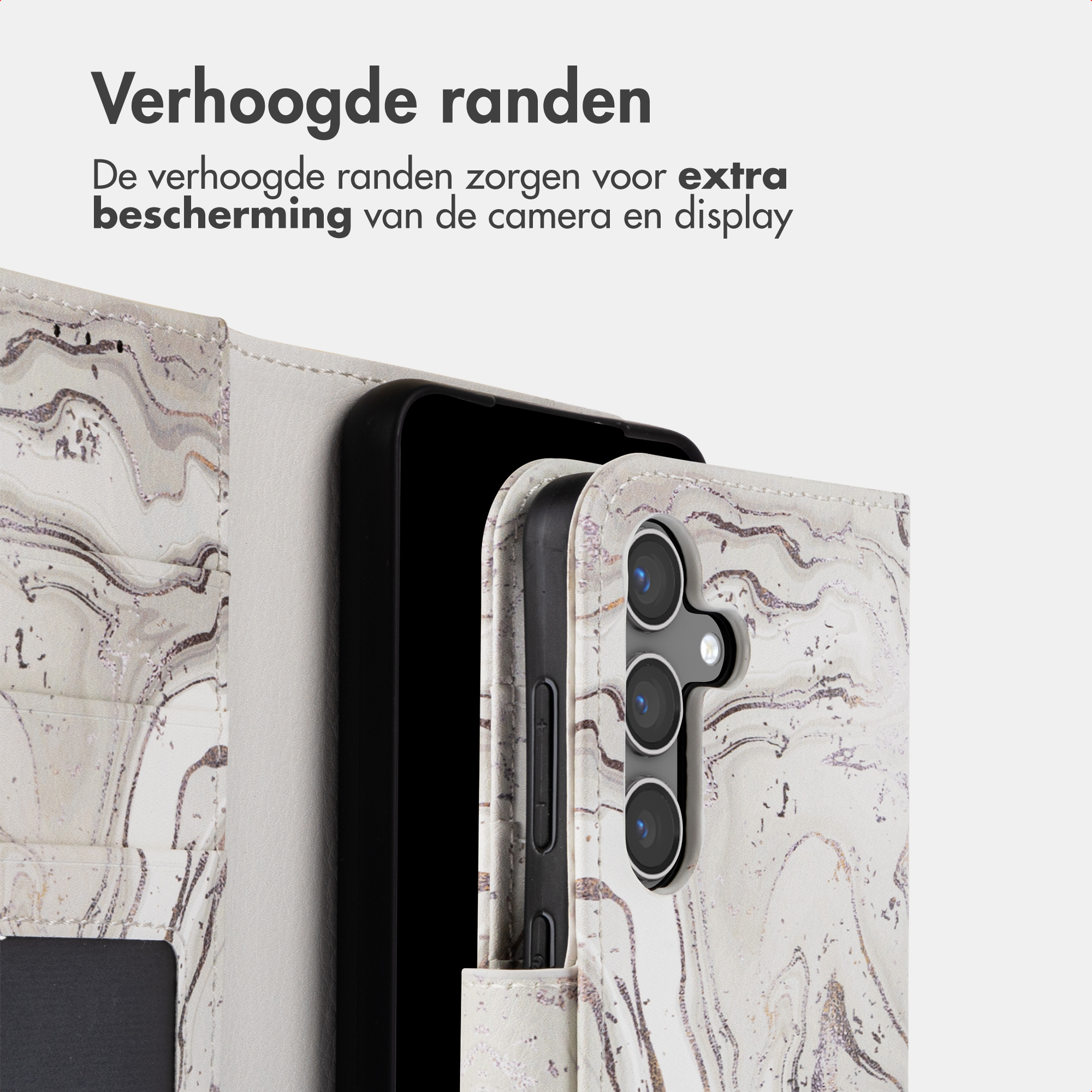 Un telefono con custodia effetto marmo, che protegge fotocamera e display.