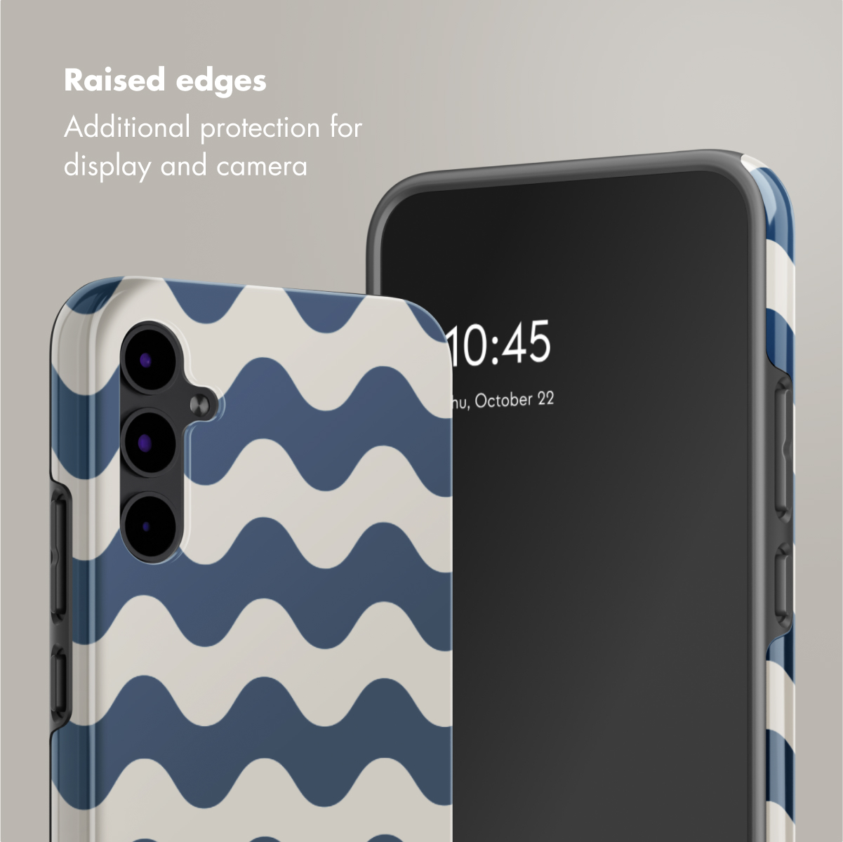 Una custodia per telefono con motivo a onde blu e bianche è davanti a uno smartphone che mostra l'ora.