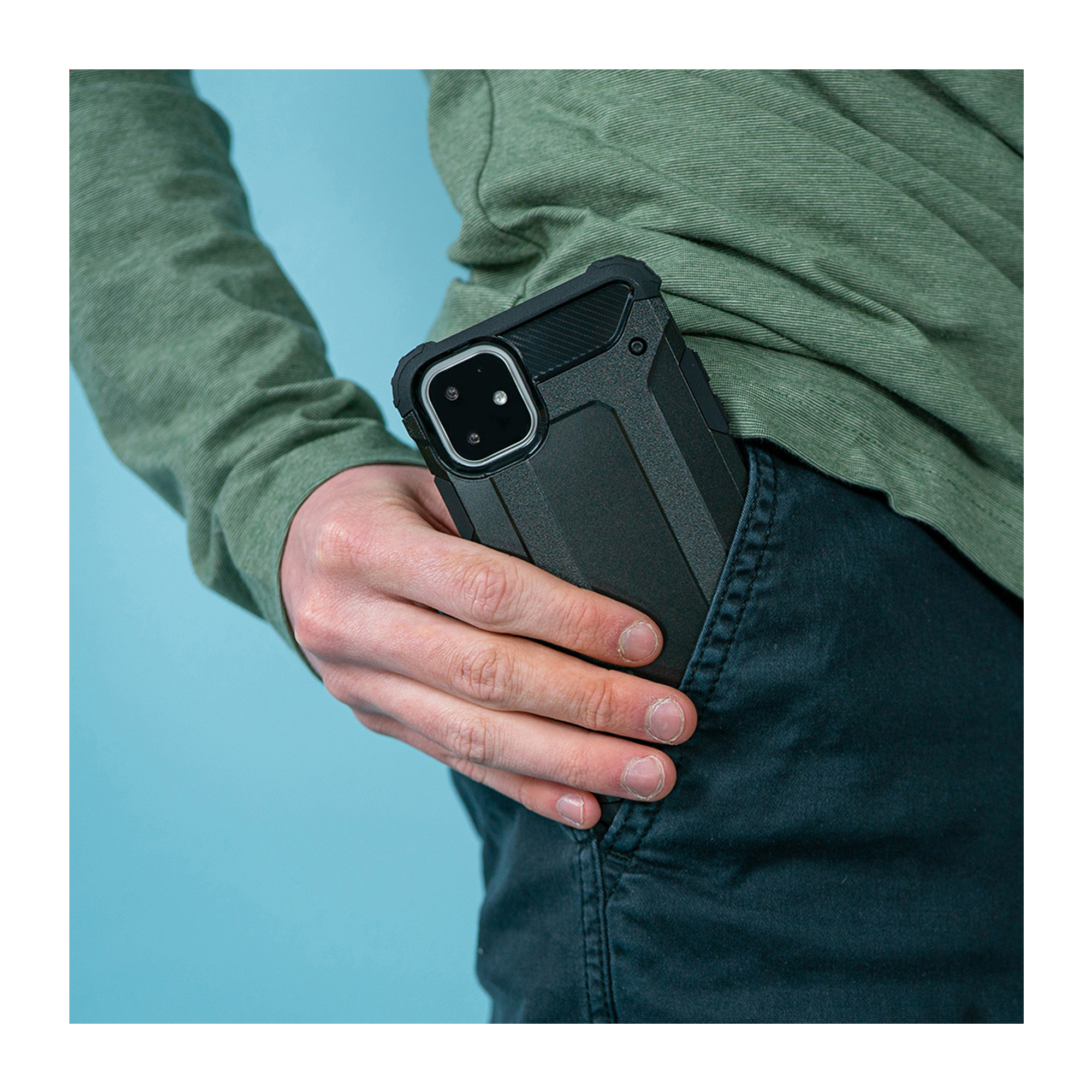 Un uomo mette un telefono nero in una custodia in tasca.