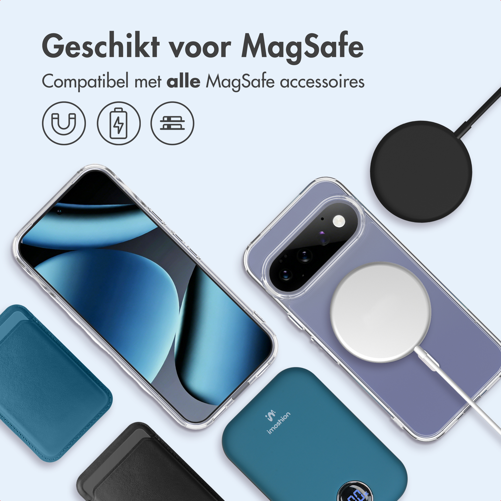 Custodia MagSafe compatibile, caricatore, power bank e porta tessere su sfondo azzurro.