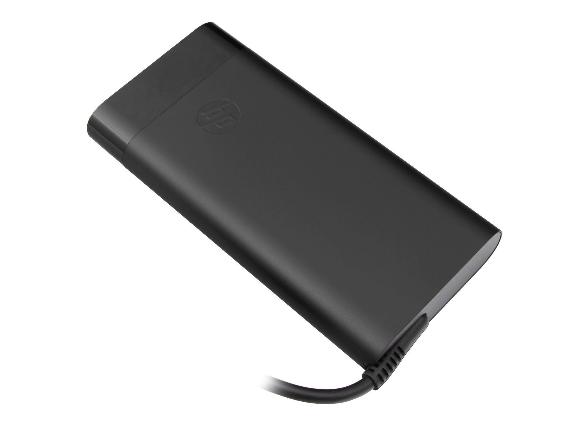 Schwarzes HP Netzteil mit Kabel, auf weißem Hintergrund.
