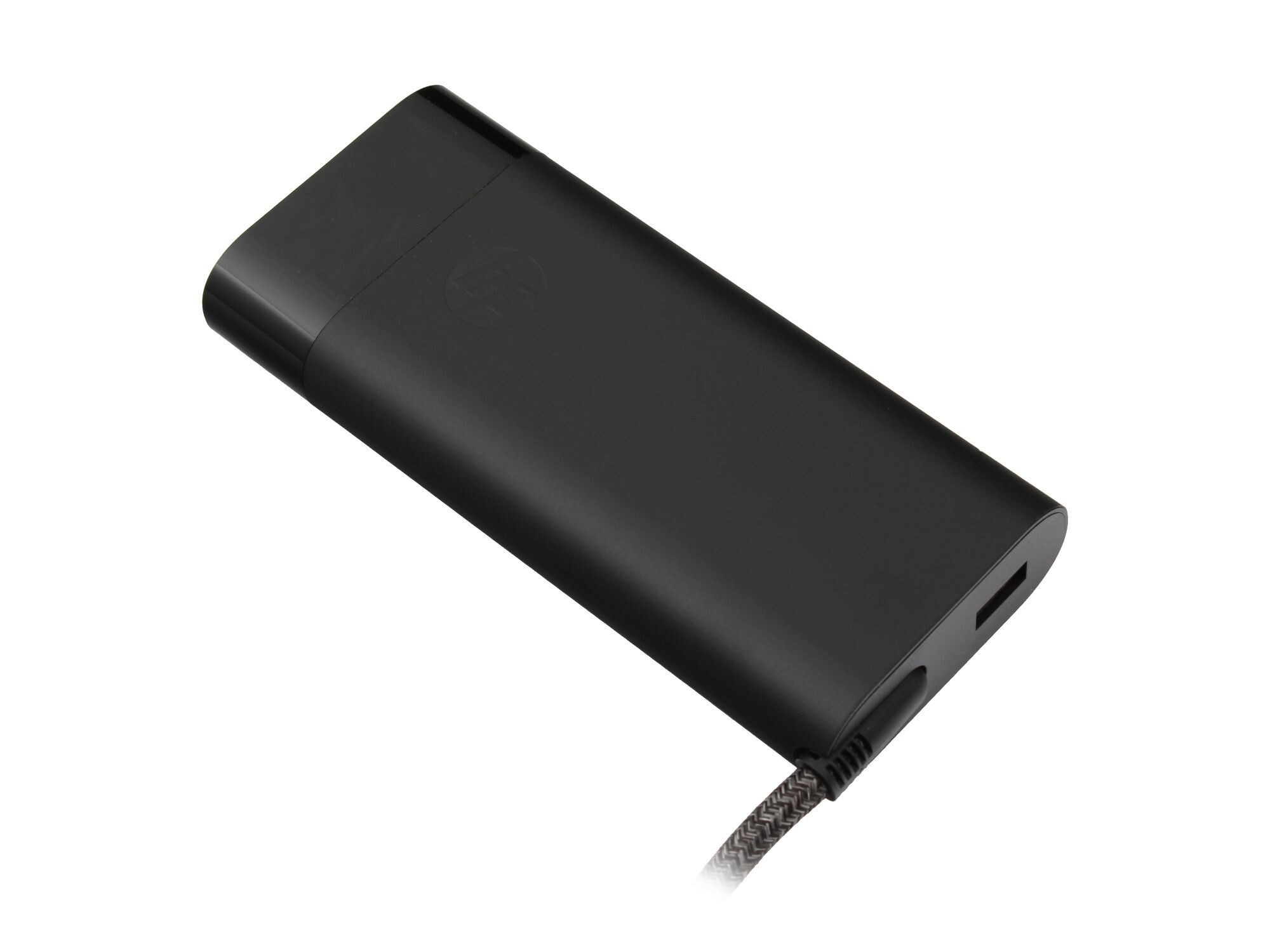 Schwarzer, rechteckiger Powerbank mit einer USB-Buchse und einem geflochtenen Kabel.