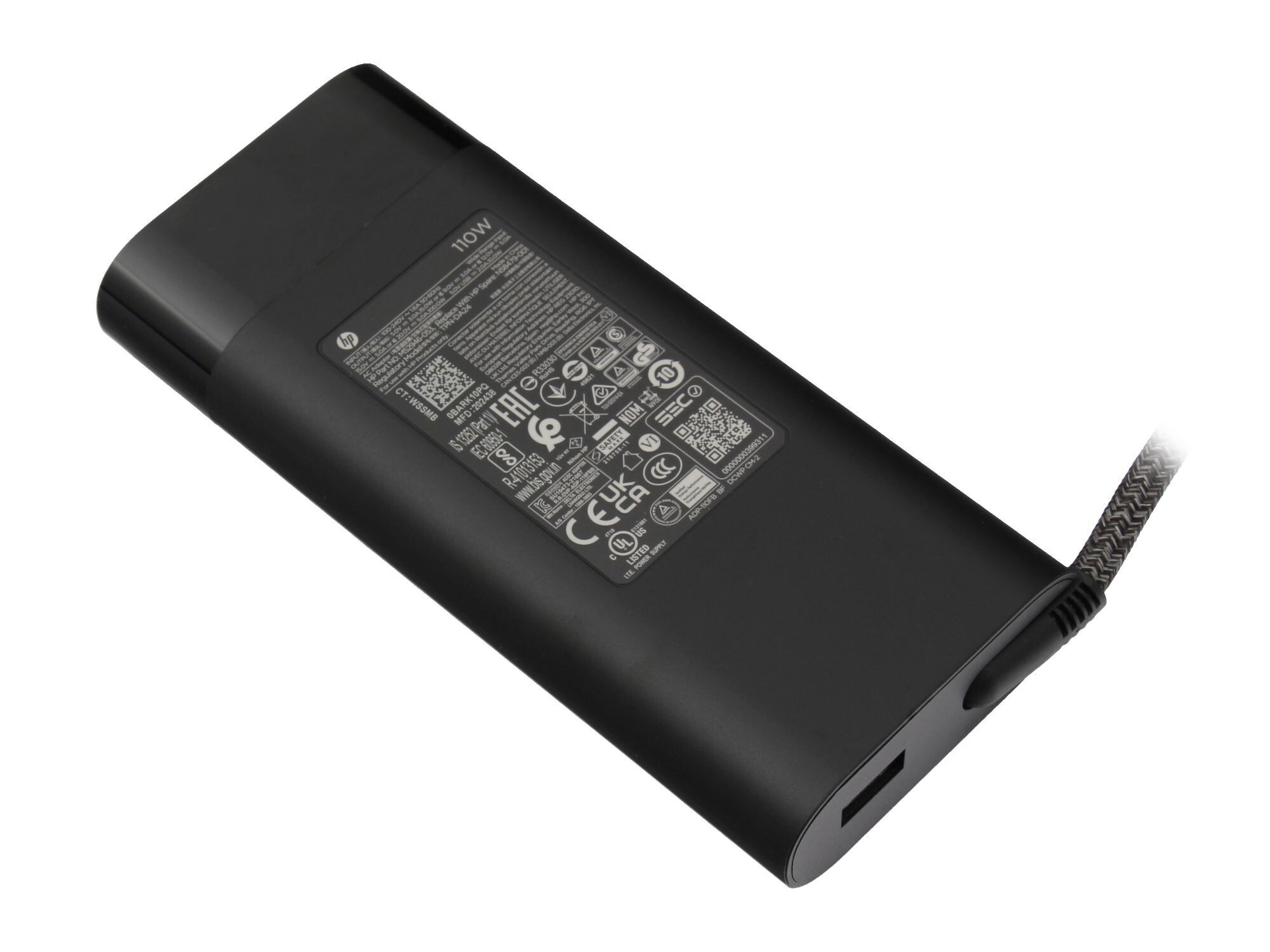 Schwarzes HP 110W Netzteil mit Kabel und USB-Anschluss.