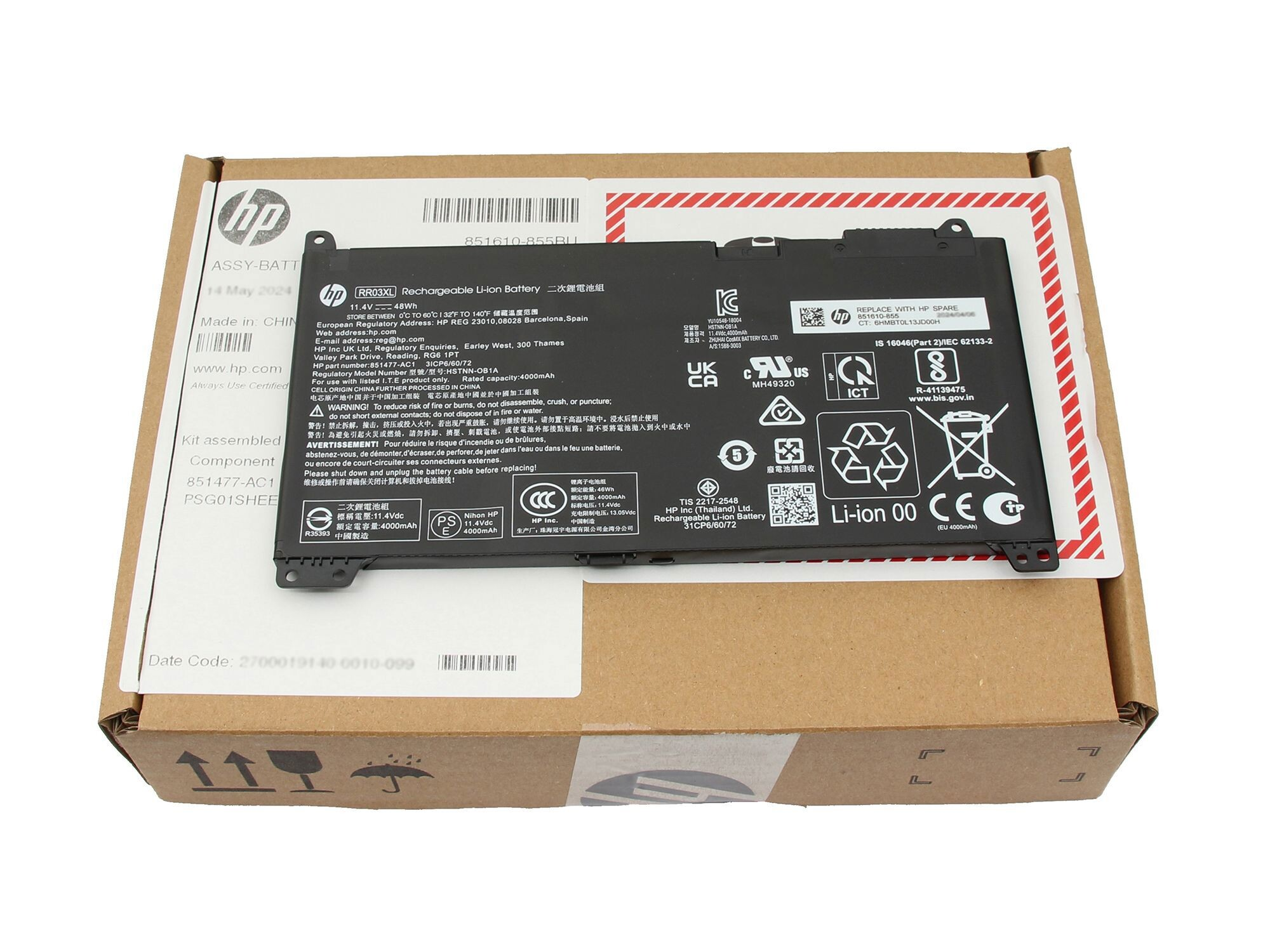 Eine HP Li-Ion-Batterie mit Kennzeichnung und Warnhinweisen, verpackt in einem Karton.