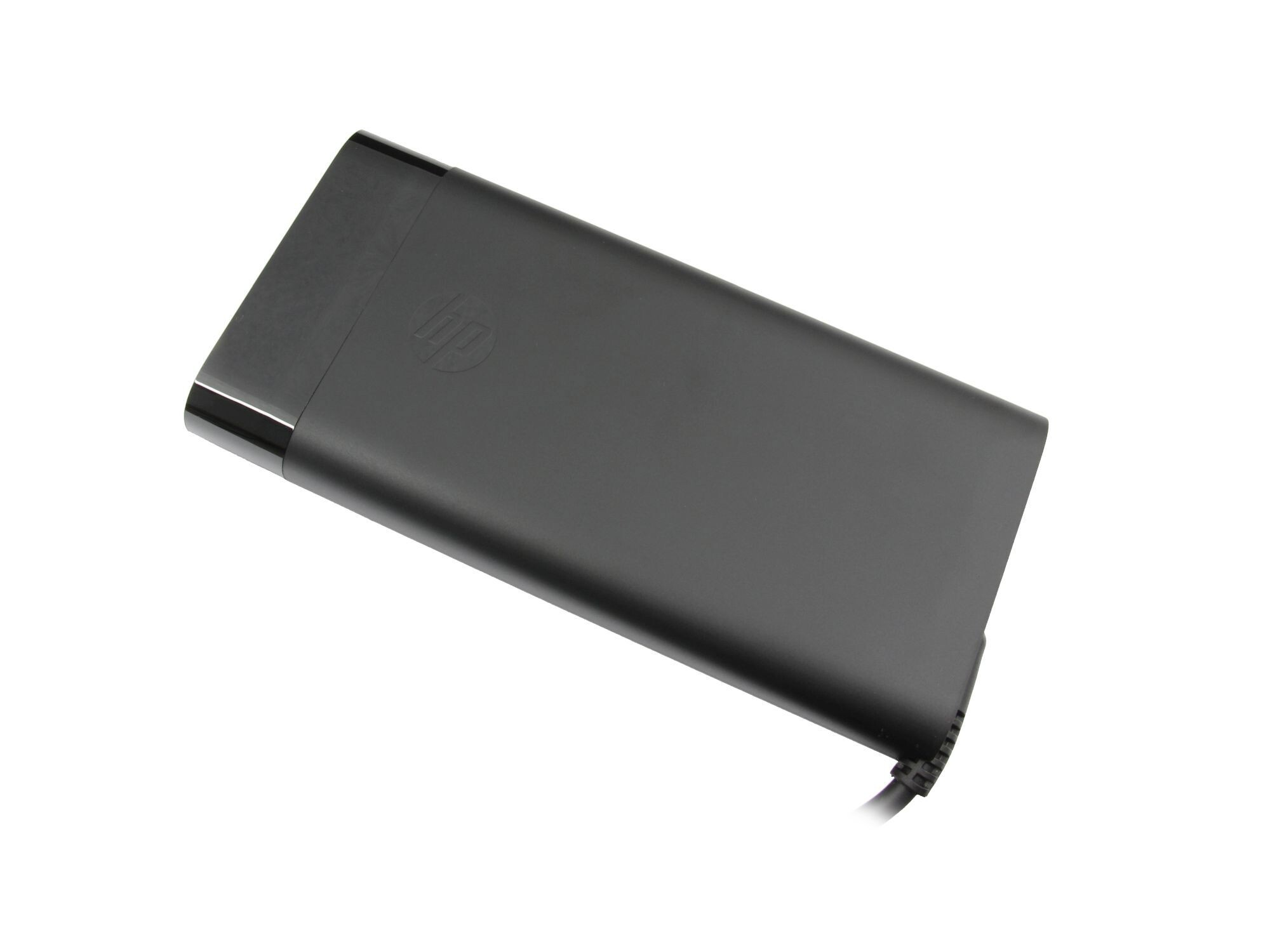 Ein schwarzes HP Netzteil mit dem HP Logo auf weißem Hintergrund.