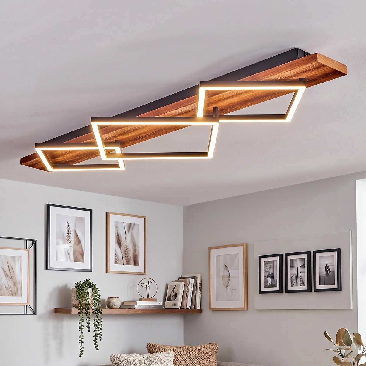 Moderne Deckenleuchte aus Holz und Metall mit geometrischen Formen und LED.