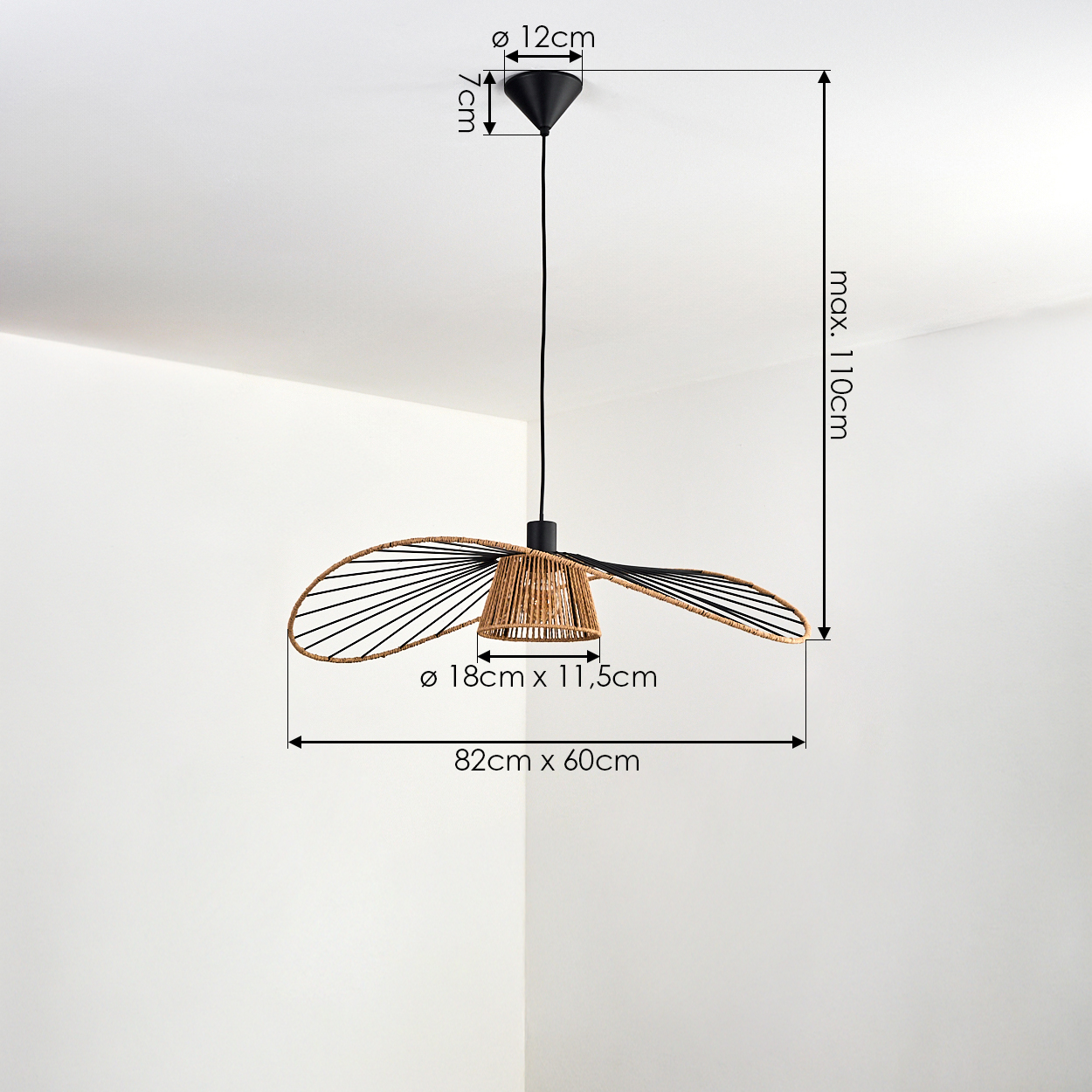 Deckenleuchte mit einem Korpus aus braunem Rattan und schwarzen Metallstreben.
