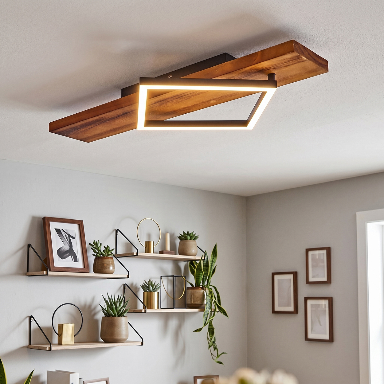 Deckenleuchte mit Holz und Metallrahmen, daneben Regale mit Pflanzen.