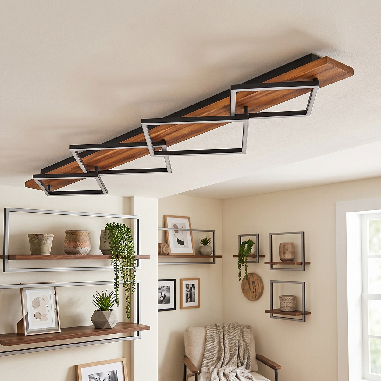 Ein moderner Deckenventilator mit Holzlamellen und Metallrahmen.
