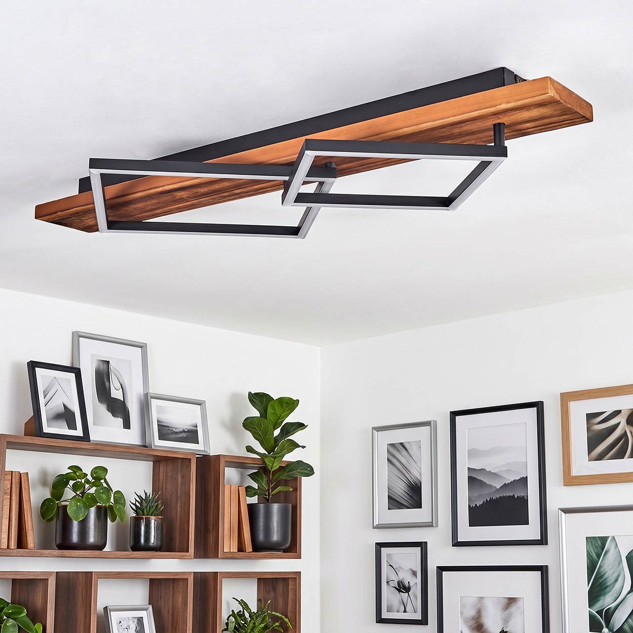 Moderne Deckenleuchte aus Holz und Metall mit quadratischen Rahmen über einem Regal.