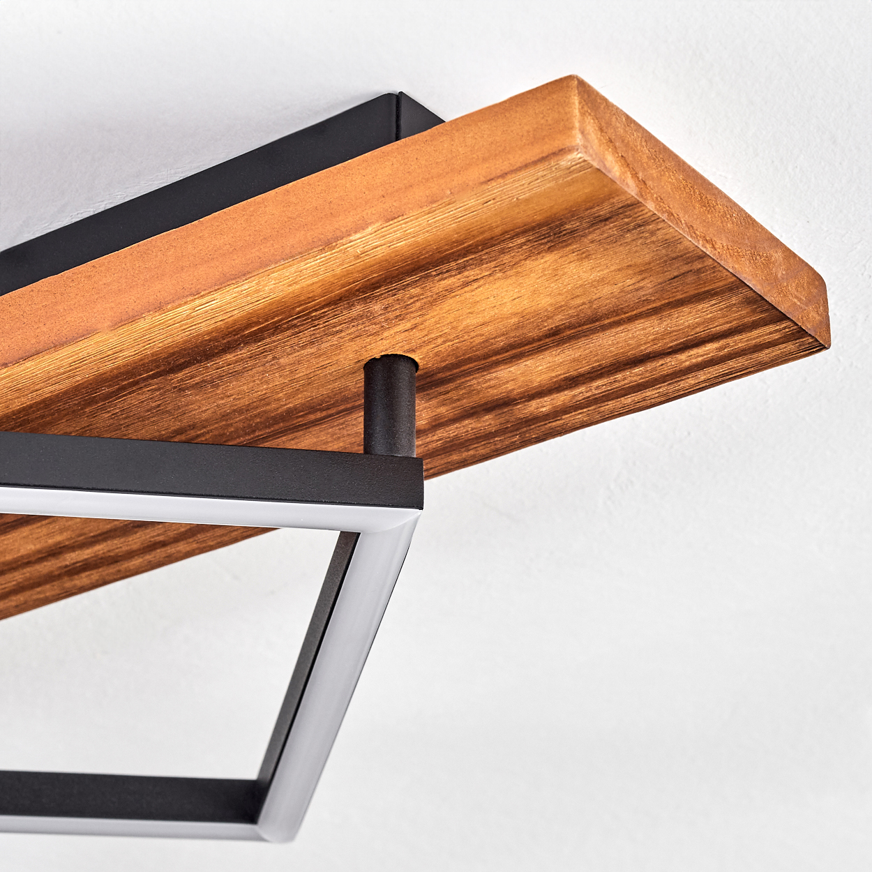 Ein Holzregal mit schwarzen Metallstützen und einem schlanken Rahmen darunter.
