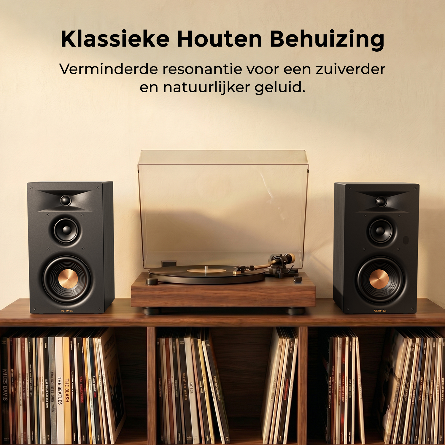 Enceintes noires et platine vinyle sur une étagère en bois avec des disques.