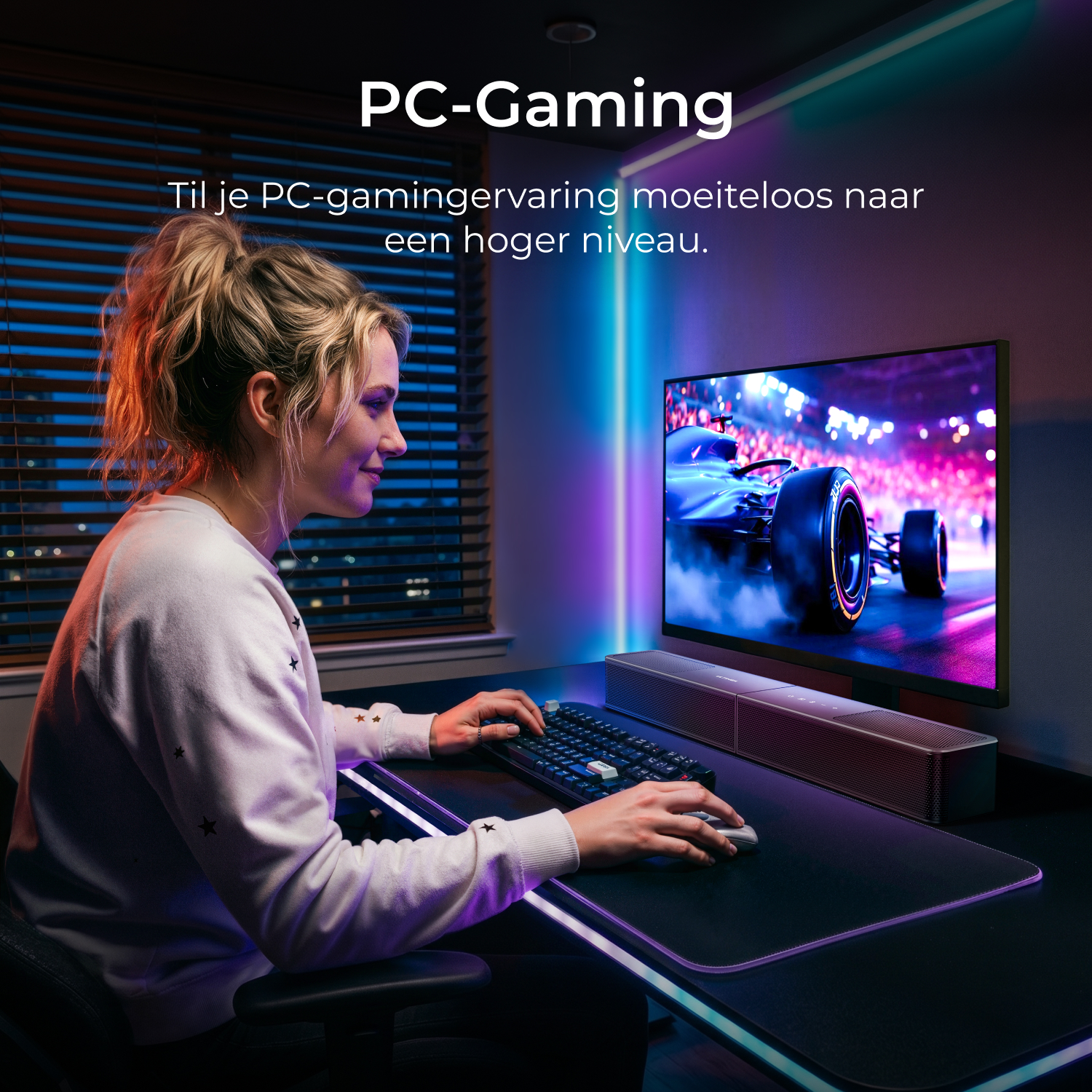Femme jouant à un jeu PC, jeu de course sur moniteur, clavier et souris éclairés.