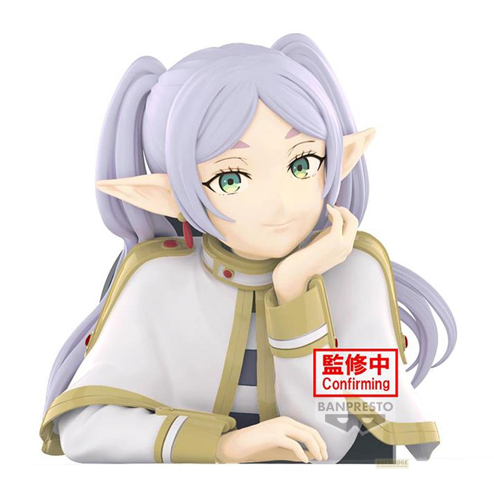Una figura de anime con pelo morado y orejas puntiagudas, vistiendo un uniforme blanco y dorado.