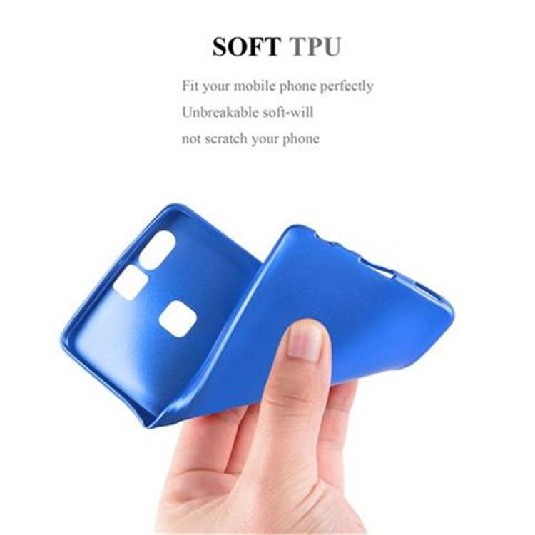 Una mano tiene una cover blu flessibile per telefono con ritagli per fotocamera e pulsanti.