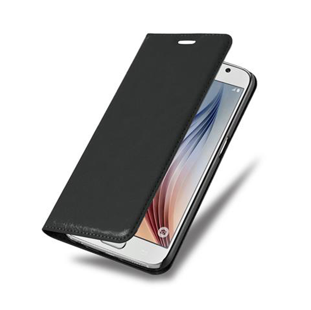Uno smartphone nero con copertina aperta, su sfondo bianco.