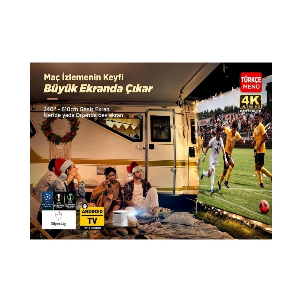 İnsanlar dışarıda büyük ekranda futbol izliyor, arkada karavan var.