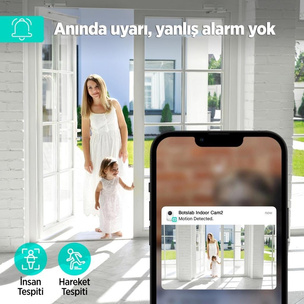 Beyaz elbiseli bir kadın ve çocuk cam kapının önünde duruyor.