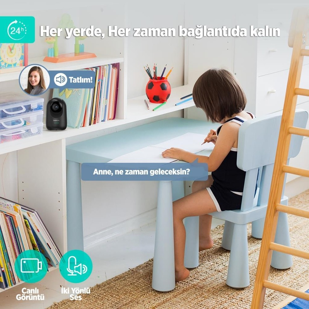 Bir çocuk mavi masada oturmuş resim yapıyor. Bir güvenlik kamerası rafta duruyor.