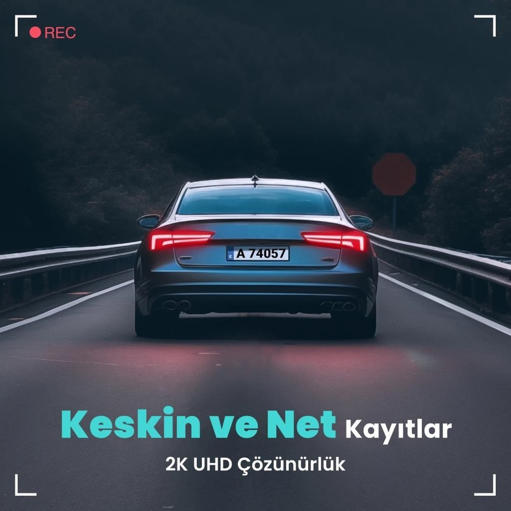 Gümüş renkli bir araba gece karanlık bir yolda ilerliyor. Arka lambaları yanıyor.