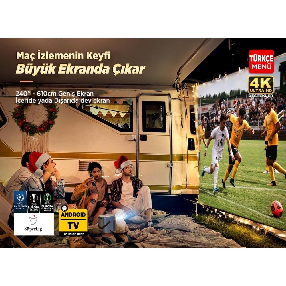 Noel şapkalı insanlar karavan önünde büyük ekranda futbol izliyor.