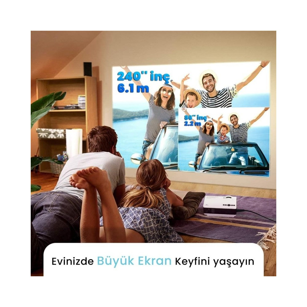 Aile ekranda yansıtılan fotoğrafları izliyor. Yerde bir projektör var.