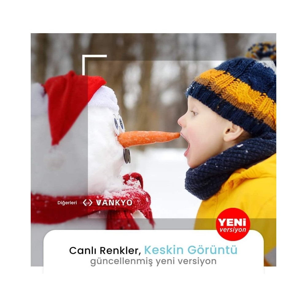 Sarı montlu ve şapkalı bir çocuk, kardan adamın havuç burnunu yemeye çalışıyor.