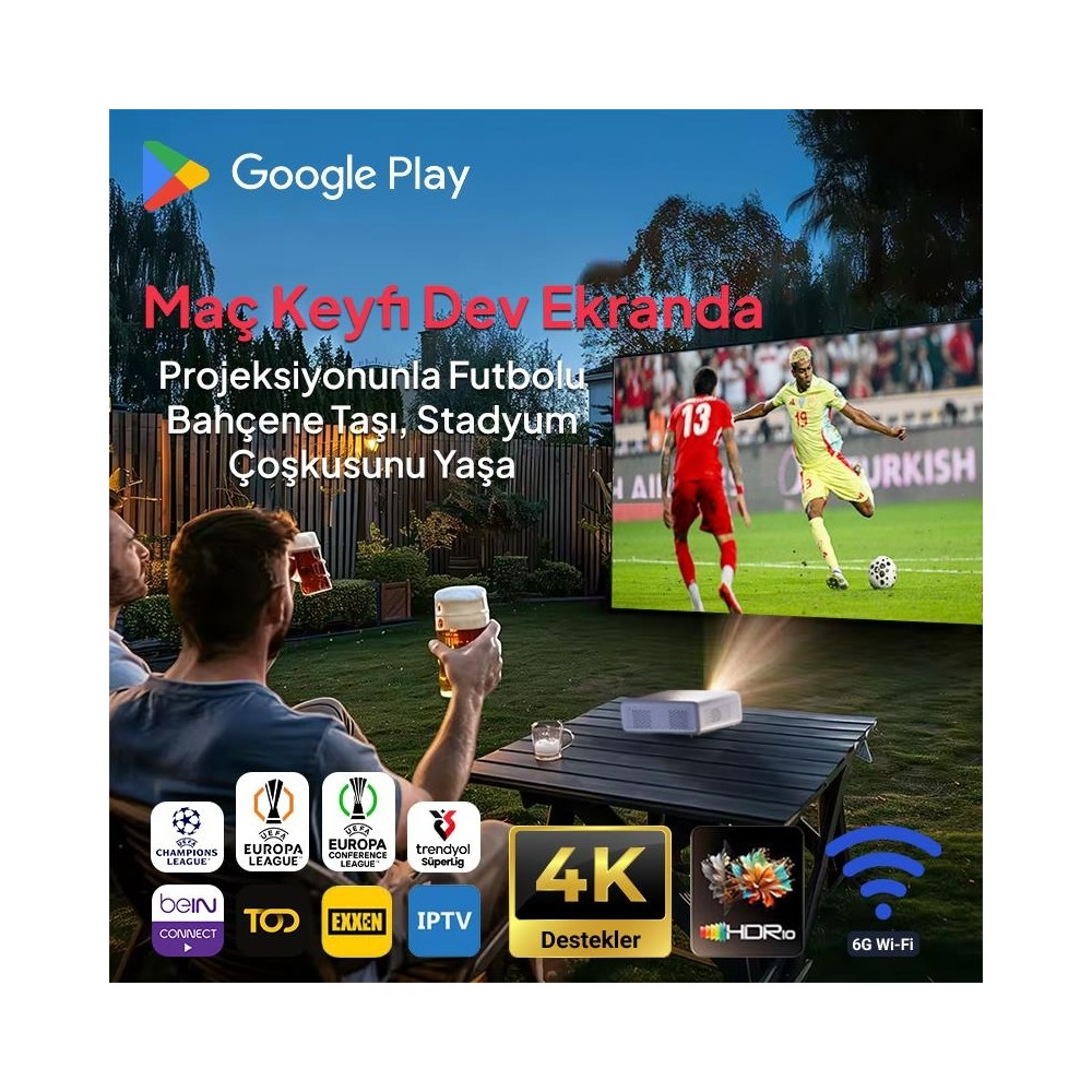 İnsanlar bahçede projektör ve birayla büyük ekranda futbol izliyor.