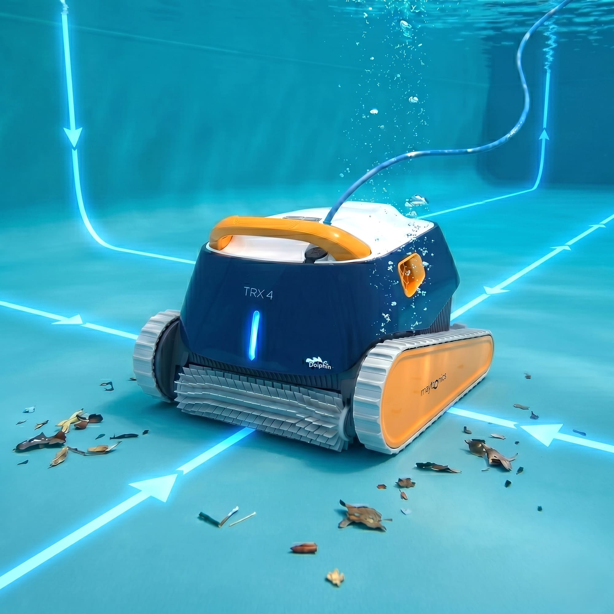 Un robot limpiafondos azul con detalles naranjas limpia los escombros del fondo de la piscina.
