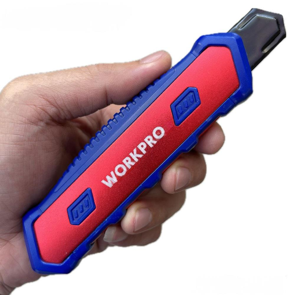 Bir el, üzerinde "WORKPRO" yazan kırmızı ve mavi bir alet tutuyor.