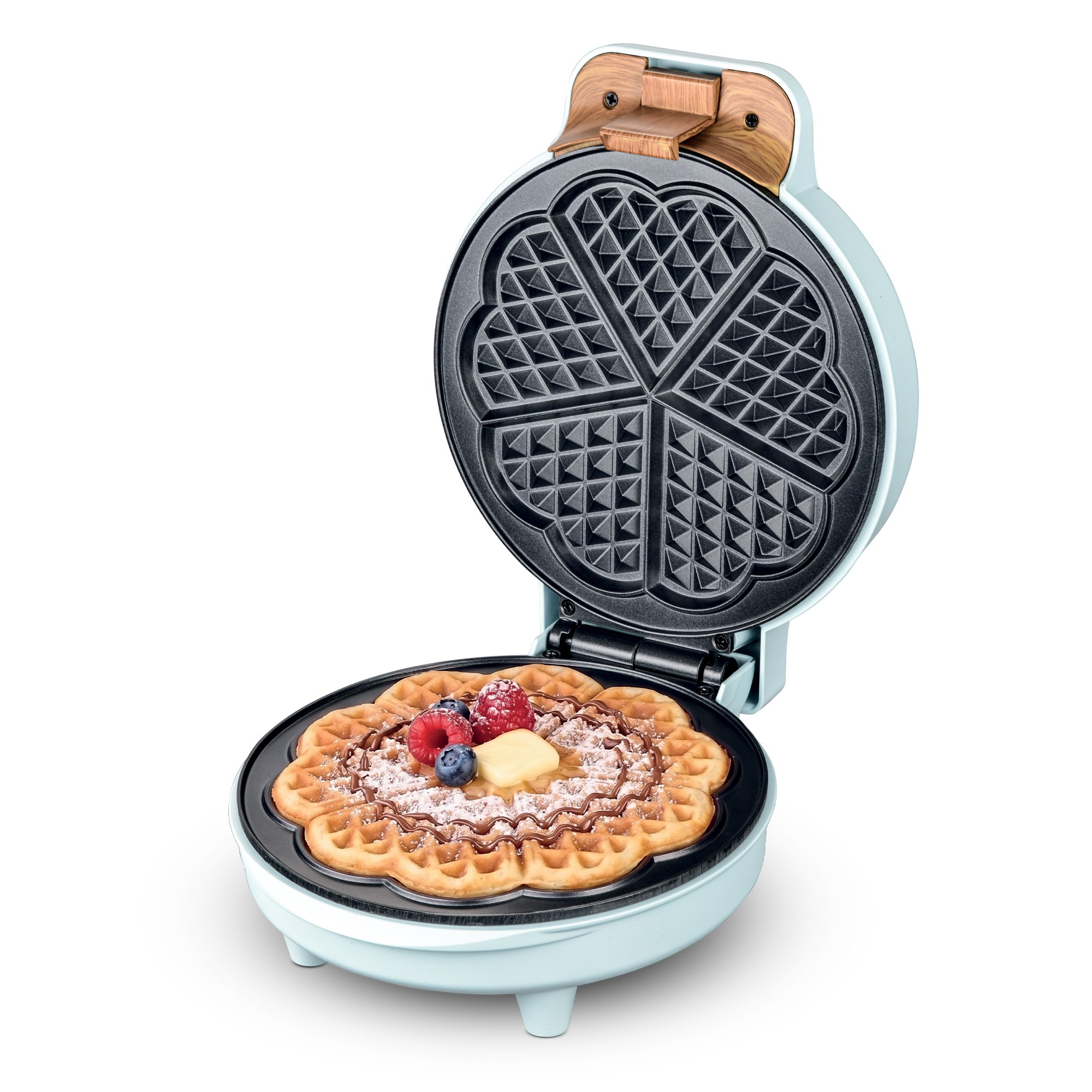 Bitmiş waffle, böğürtlen ve tereyağlı açık mavi kalp şeklinde waffle makinesi.