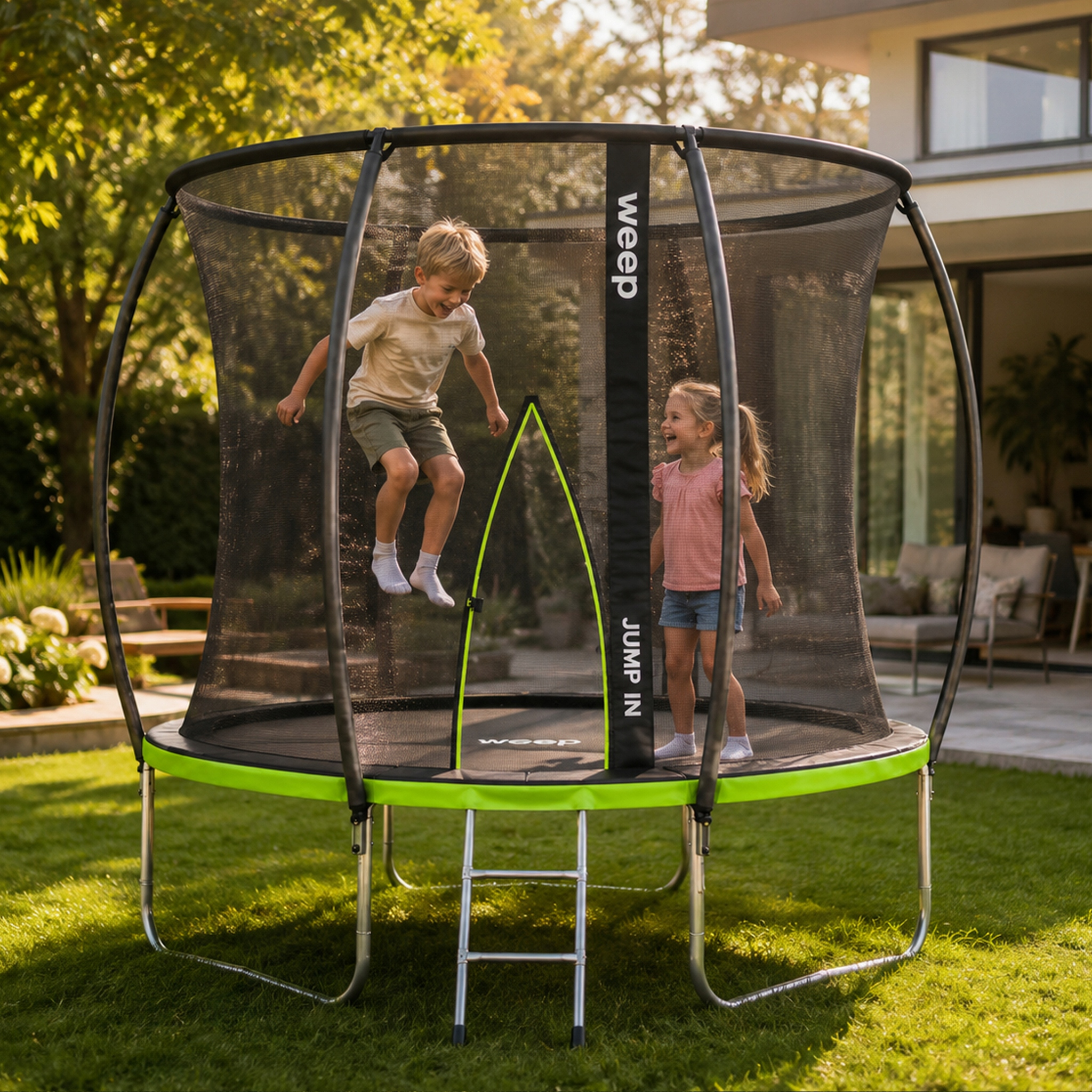 Dwoje dzieci skacze na trampolinie w ogrodzie. Chłopiec na górze, dziewczynka na dole.