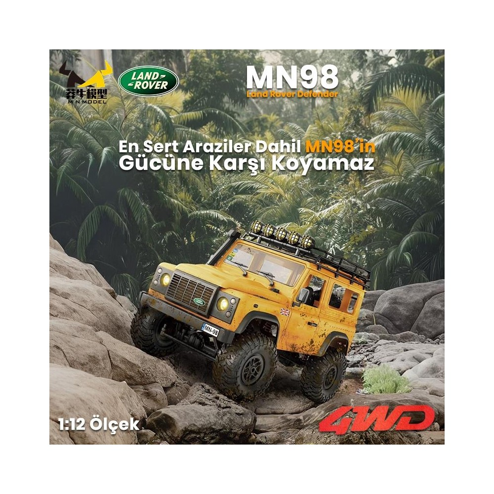 Sarı bir Land Rover Defender, ormanlık alanda kayaların üzerinde tırmanıyor.