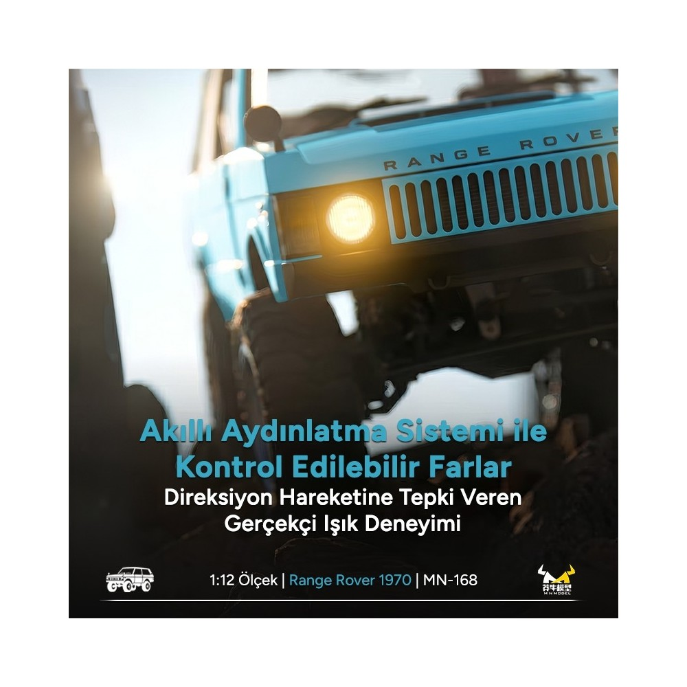 Ön farları yanan mavi 1970'ler Range Rover modeli arazide ilerliyor.