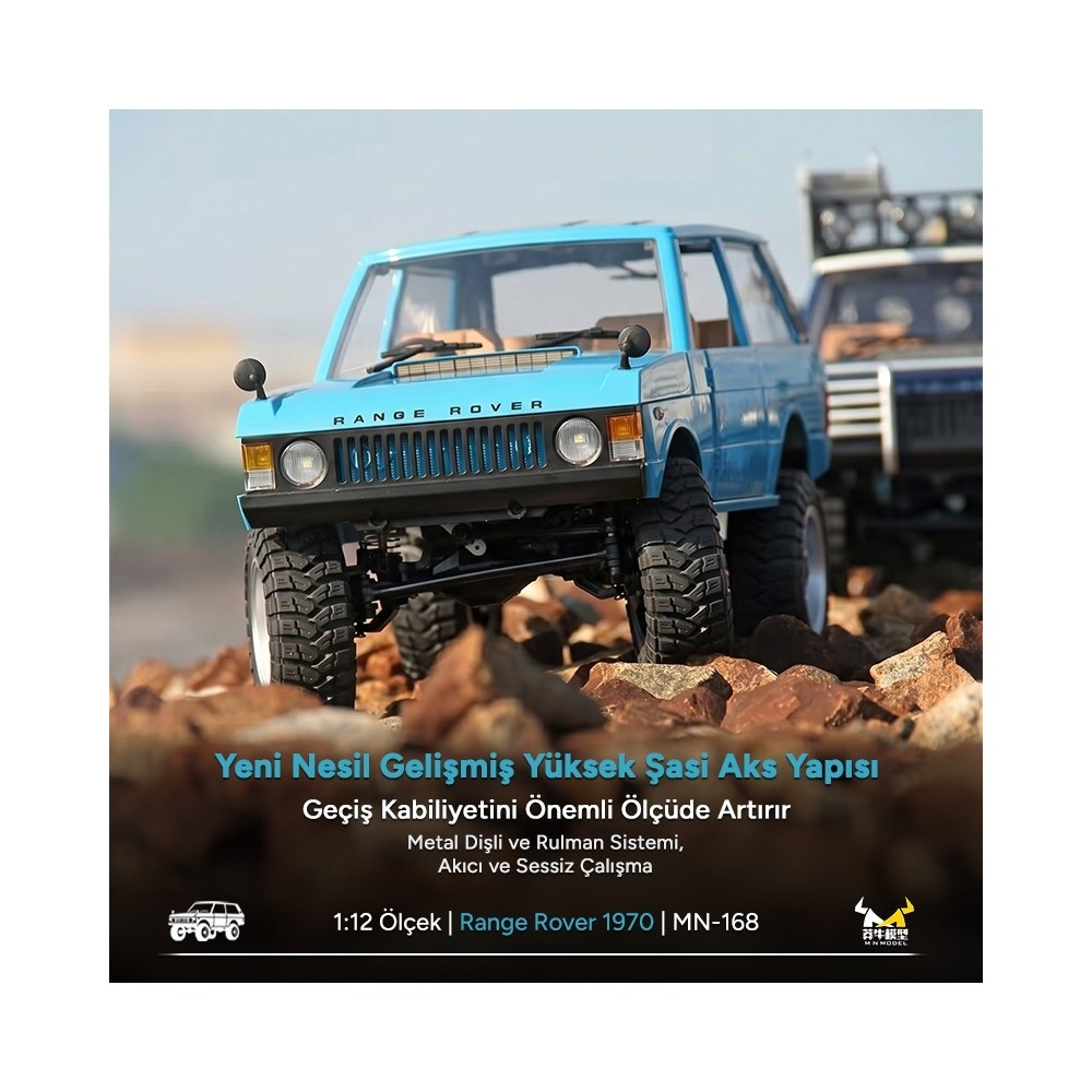 Mavi bir oyuncak Range Rover 1970 modeli kayaların üzerinde ilerliyor.